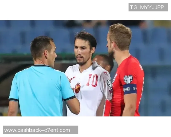 足球运动员场上吐痰行为引发争议球迷与专家对此现象的看法与反思